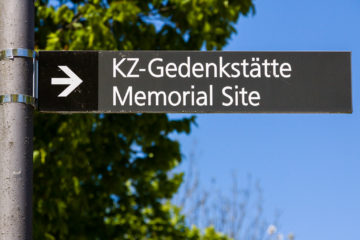 Wegweiser  Dachau Bayern Deutschland by Peter Ehlert in Nie wieder - plus jamais - never again