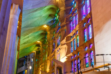 Blau-grüne Fensterseite  Barcelona Catalunya Spanien by Peter Ehlert in Barcelonas Kirchen