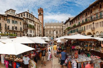 Marktstände  Verona Veneto Italien by Peter Ehlert in Verona Weekend mit Opernaufführung