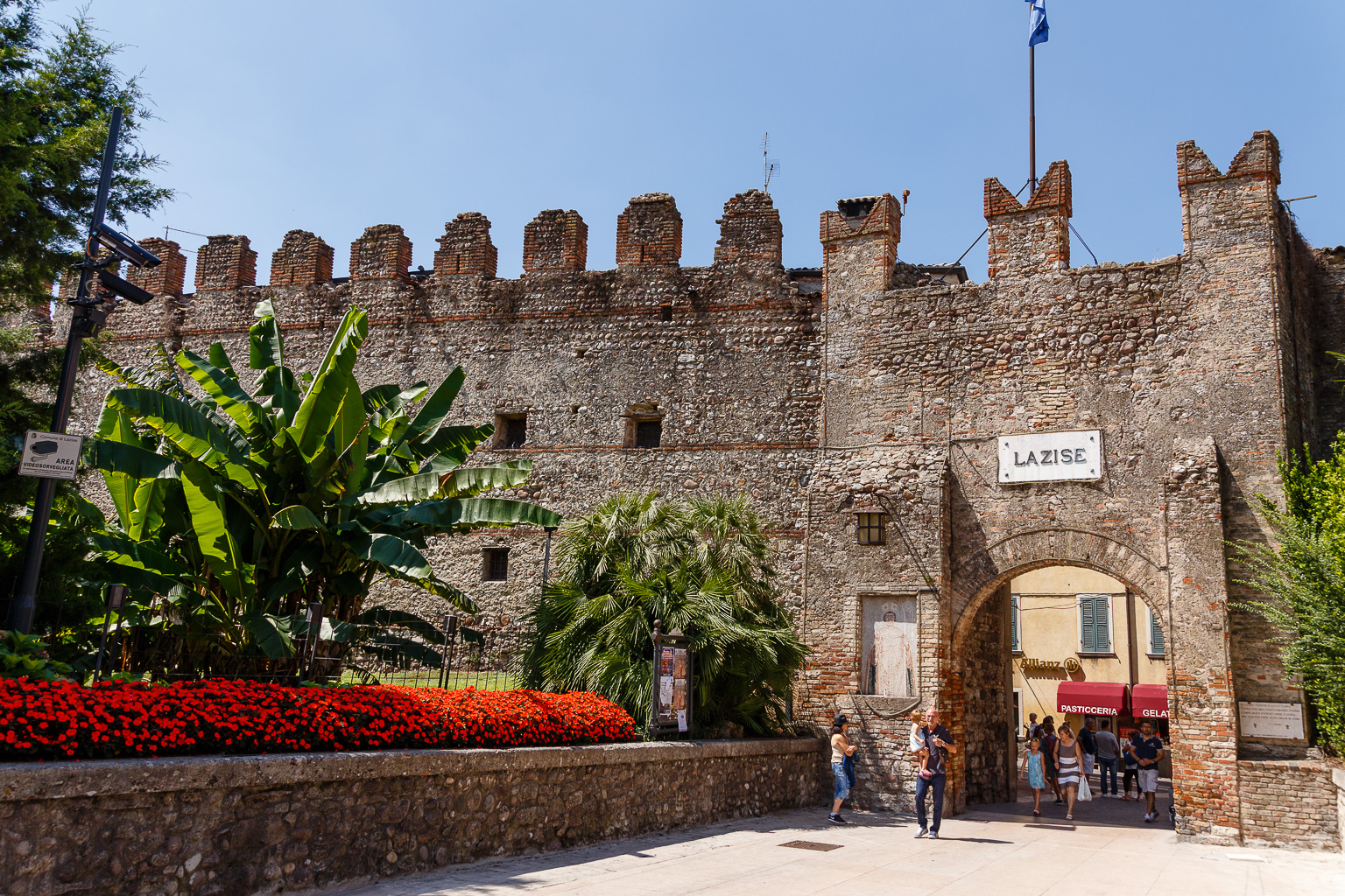 Stadtmauer mit Tor  Lazise Veneto Italien by Peter Ehlert in Lazise am Gardasee