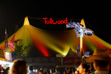 Musikzelt mit Leuchtschrift und Schilderpalme  München Bayern Deutschland by Peter Ehlert in Sommer-Tollwood Festival