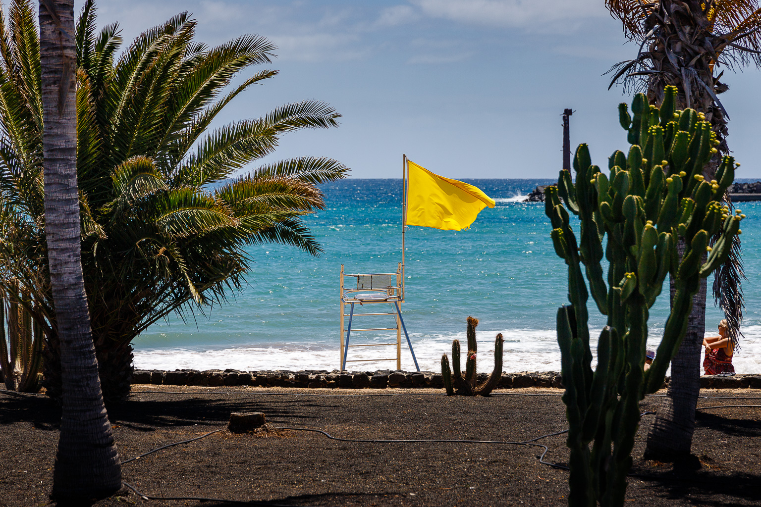 Gelbe Flagge an Wasserwachtstuhl  Costa Teguise Canarias Spanien by Peter Ehlert in LanzarotePlayaCucharas