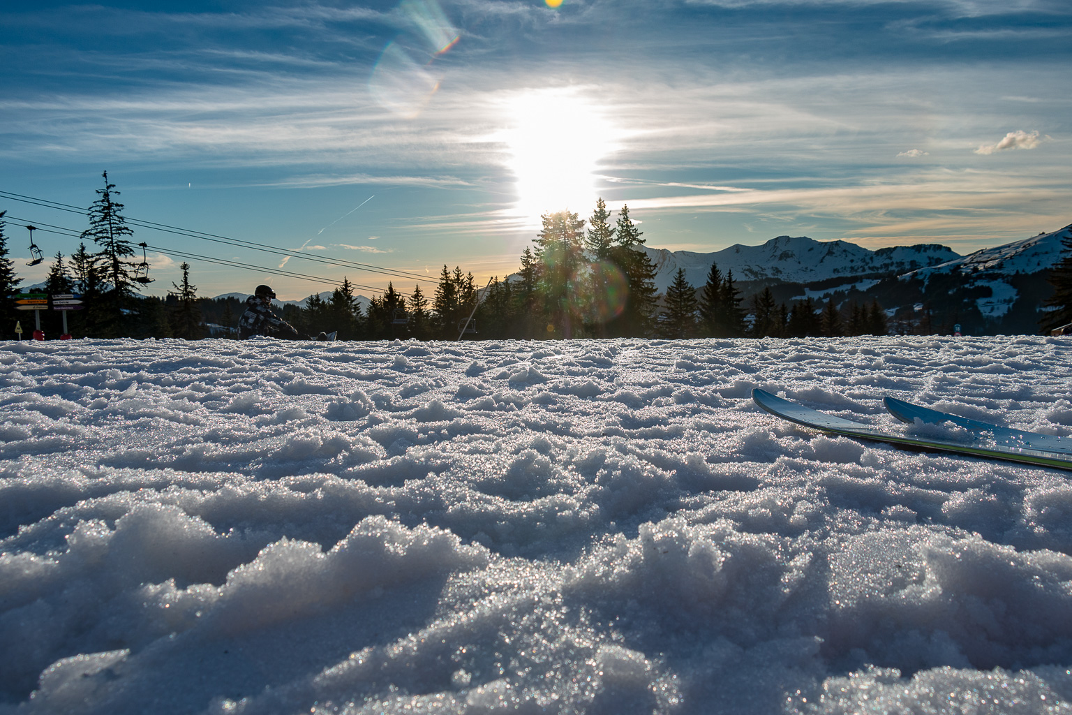 Abendsonne vor dem Yeti, Talabfahrt  Les Gets Département Haute-Savoie Frankreich by Peter Ehlert in Ski_LesGets