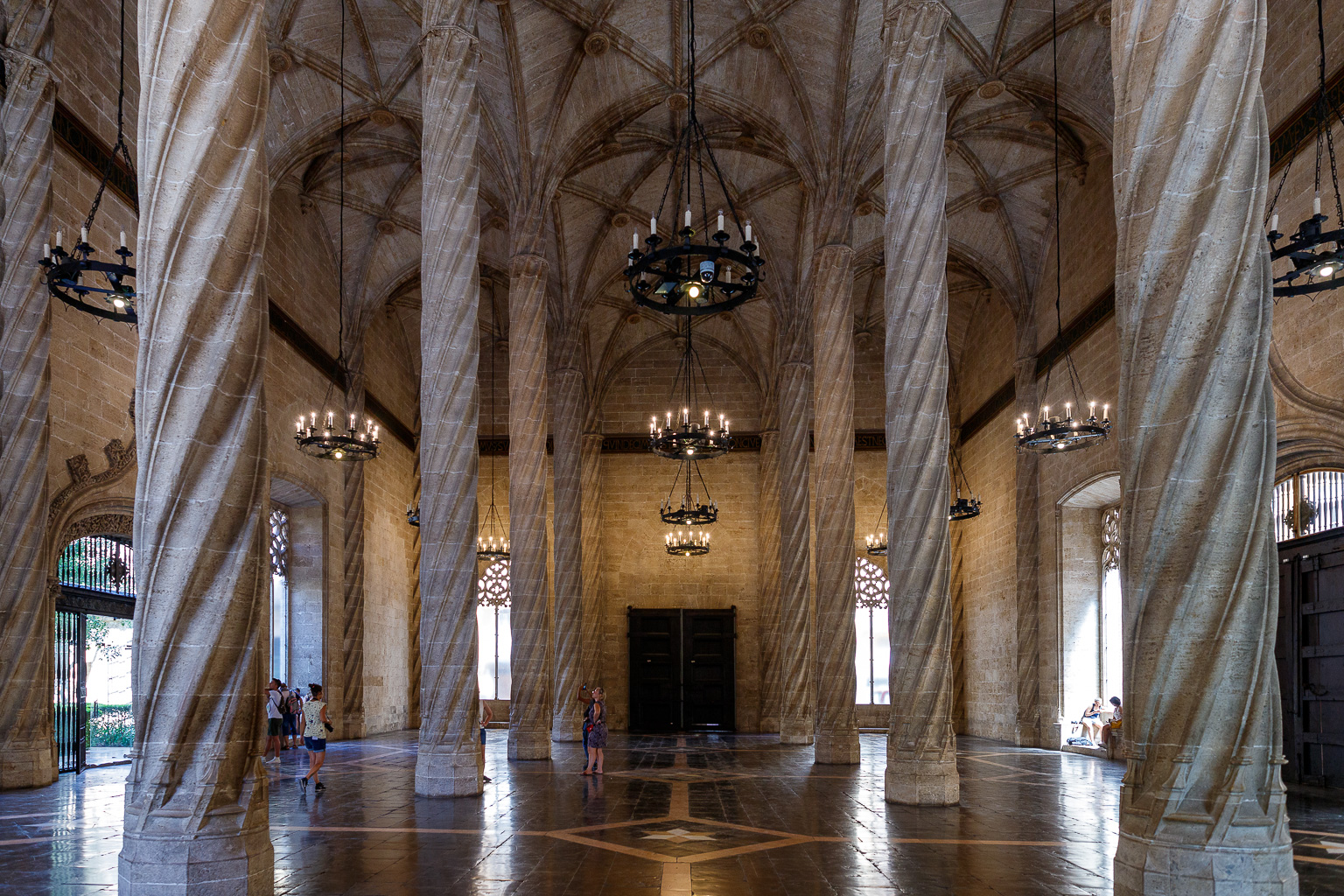 Große Halle  Valencia Provinz Valencia Spanien by Peter Ehlert in Valencia_Seidenbörse