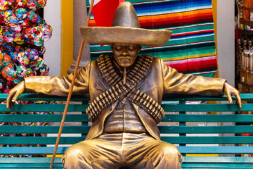 Pancho Villa Statue auf Parkbank     by Peter Ehlert in Stadtrundgang Quinta Avenida