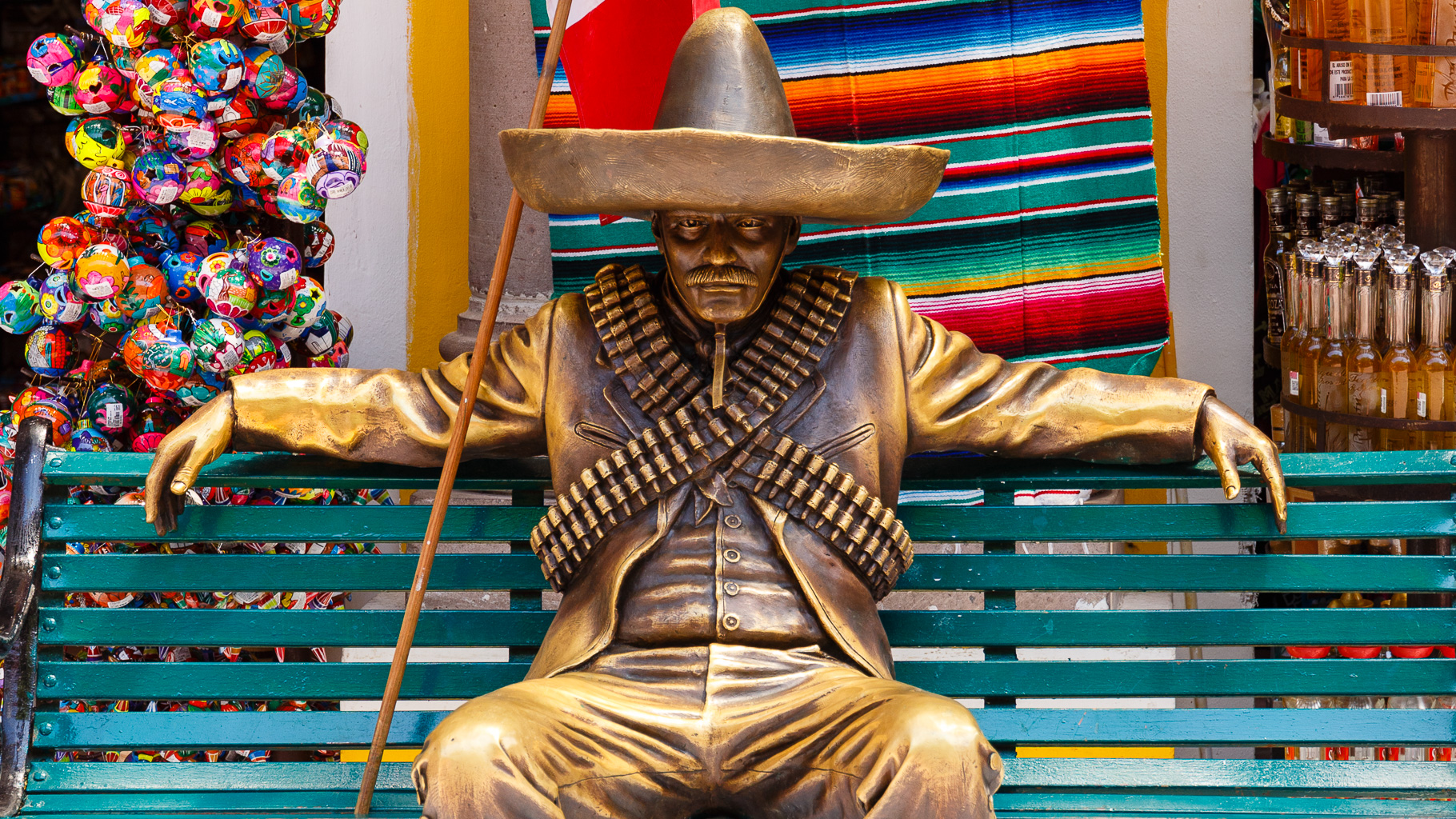 Pancho Villa Statue auf Parkbank     by Peter Ehlert in Stadtrundgang Quinta Avenida