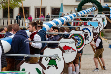 Maibaum Aufstellen 2022  Odelzhausen Bayern Deutschland by Peter Ehlert in SIBA_Maibaum