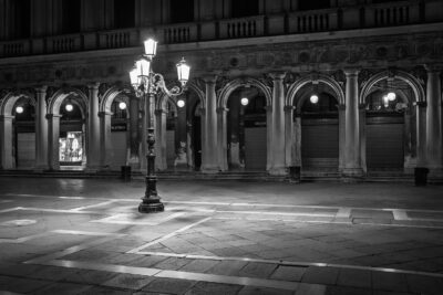 Laterne auf Markusplatz  Venedig Metropolitanstadt Venedig Italien by Peter Ehlert in Venedig_schwarzweiss