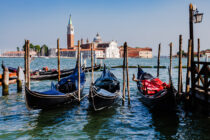 Gondeln vor San Giorgio Maggiore  Venedig Metropolitanstadt Venedig Italien by Peter Ehlert in venedig-stadt