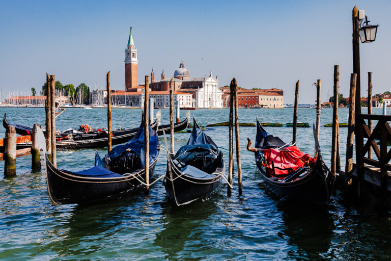 Gondeln vor San Giorgio Maggiore  Venedig Metropolitanstadt Venedig Italien by Peter Ehlert in venedig-stadt