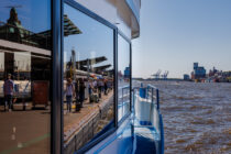 Hamburgs Hafenpanorama  Hamburg Hamburg Deutschland by Peter Ehlert in Dieses Foto fängt die lebendige Atmosphäre des Hamburger Hafens ein. Die blendende Nachmittagssonne betont die Kontraste zwischen den modernen Gebäuden und den historischen Lagerhäusern. Der Blick erstreckt sich über die Elbe und zeigt die geschäfti