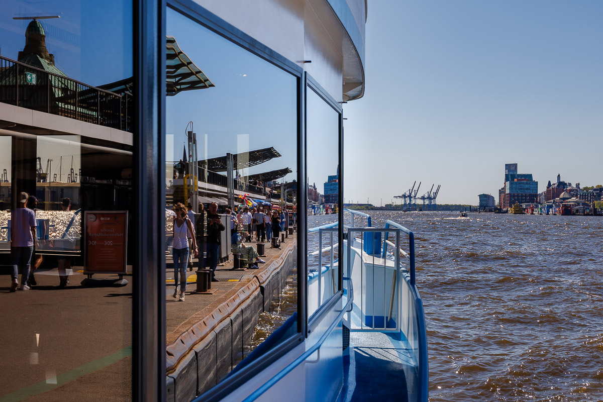 Hamburgs Hafenpanorama  Hamburg Hamburg Deutschland by Peter Ehlert in Dieses Foto fängt die lebendige Atmosphäre des Hamburger Hafens ein. Die blendende Nachmittagssonne betont die Kontraste zwischen den modernen Gebäuden und den historischen Lagerhäusern. Der Blick erstreckt sich über die Elbe und zeigt die geschäfti