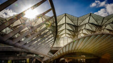 Moderne Architektur Gare do Oriente  Lissabon Distrikt Lissabon Portugal by Peter Ehlert in Dieses Foto zeigt die ikonische Architektur des Bahnhofs Gare do Oriente in Lissabon, Portugal, entworfen von Santiago Calatrava. Die Aufnahme konzentriert sich auf die komplexen, baumartigen Stahl- und Glasstrukturen des Daches, die im Gegenlicht der tie