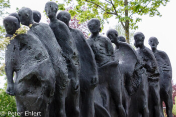 Gedenkskulptur  Dachau Bayern Deutschland by Peter Ehlert in Gedenkfeier zur Befreiung des KZ Dachau (2015)