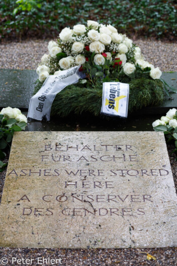 Gedenk-Grabstein  Dachau Bayern Deutschland by Peter Ehlert in Gedenkfeier zur Befreiung des KZ Dachau (2015)