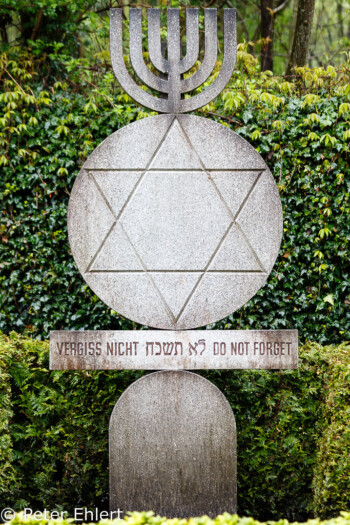 Gedenk-Grabstein  Dachau Bayern Deutschland by Peter Ehlert in Gedenkfeier zur Befreiung des KZ Dachau (2015)