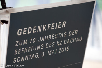 Rednerpult  Dachau Bayern Deutschland by Peter Ehlert in Gedenkfeier zur Befreiung des KZ Dachau (2015)
