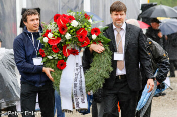 Kranzniederlegung GUS Delegation  Dachau Bayern Deutschland by Peter Ehlert in Gedenkfeier zur Befreiung des KZ Dachau (2015)