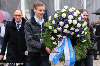 Kranzniederlegung CSU Delegation  Dachau Bayern Deutschland by Peter Ehlert in Gedenkfeier zur Befreiung des KZ Dachau (2015)