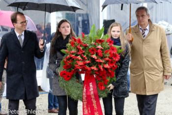 Kranzniederlegung SPD Delegation  Dachau Bayern Deutschland by Peter Ehlert in Gedenkfeier zur Befreiung des KZ Dachau (2015)