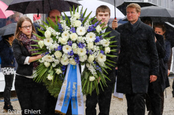 Kranzniederlegung BR Delegation  Dachau Bayern Deutschland by Peter Ehlert in Gedenkfeier zur Befreiung des KZ Dachau (2015)