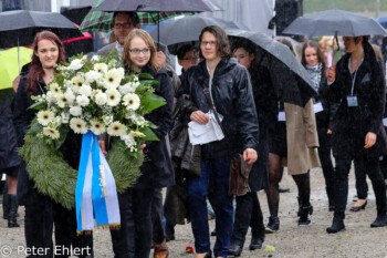 Kranzniederlegung Delegation des Effner Gymnasiums  Dachau Bayern Deutschland by Peter Ehlert in Gedenkfeier zur Befreiung des KZ Dachau (2015)