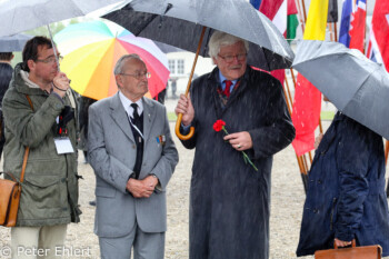 Gespräche im Regen  Dachau Bayern Deutschland by Peter Ehlert in Gedenkfeier zur Befreiung des KZ Dachau (2015)