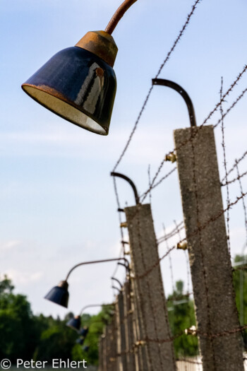 Stacheldrahtzaun und Lampe  Dachau Bayern Deutschland by Peter Ehlert in Nie wieder - plus jamais - never again