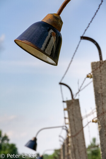 Stacheldrahtzaun und Lampe  Dachau Bayern Deutschland by Peter Ehlert in Nie wieder - plus jamais - never again