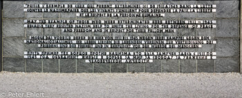 Inschrift des Internationalen Mahnmals  Dachau Bayern Deutschland by Peter Ehlert in Nie wieder - plus jamais - never again