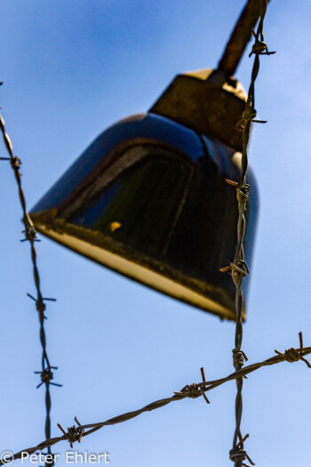 Lampe mit Stacheldraht  Dachau Bayern Deutschland by Peter Ehlert in Nie wieder - plus jamais - never again