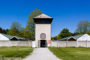 Eingang zum Karmelkloster Heilig Blut  Dachau Bayern Deutschland by Peter Ehlert in Nie wieder - plus jamais - never again