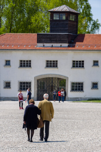 Besucher auf dem Heimweg  Dachau Bayern Deutschland by Peter Ehlert in Nie wieder - plus jamais - never again