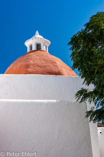 Mauer und Kuppel  Santa Eularia des Riu Balearische Inseln - Ibiza Spanien by Peter Ehlert in Ibiza - Insel des Lichts