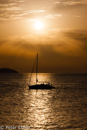 Boot vor Sonnenuntergang  Sant Antoni de Portmany Balearische Inseln - Ibiza Spanien by Peter Ehlert in Ibiza - Insel des Lichts