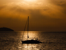 Boot vor Sonnenuntergang  Sant Antoni de Portmany Balearische Inseln - Ibiza Spanien by Peter Ehlert in Ibiza - Insel des Lichts