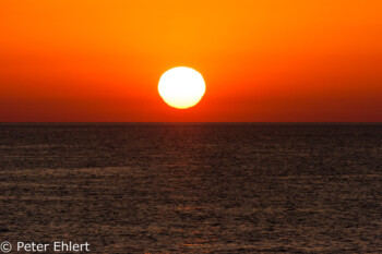 Sonne deformiert kurz über dem Horizont  Sant Antoni de Portmany Balearische Inseln - Ibiza Spanien by Peter Ehlert in Ibiza - Insel des Lichts