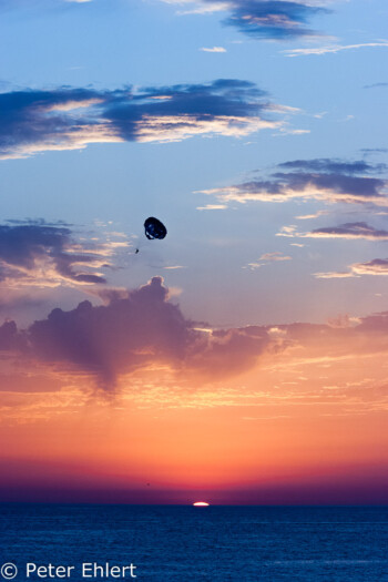 Sonnenabschnitt über dem Horizont mit Paraglider  Sant Antoni de Portmany Balearische Inseln - Ibiza Spanien by Peter Ehlert in Ibiza - Insel des Lichts