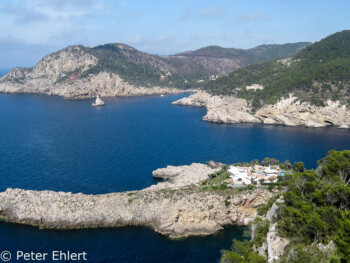 Blick auf Port Sant Miquel de Balansat und Benirràs und Felsen   Sant Joan de Labritja Balearische Inseln - Ibiza Spanien by Peter Ehlert in Ibiza - Insel des Lichts