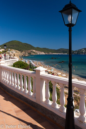 Laterne mit Promenade am Morgen  Platja es Figueral Balearische Inseln - Ibiza Spanien by Peter Ehlert in Ibiza - Insel des Lichts