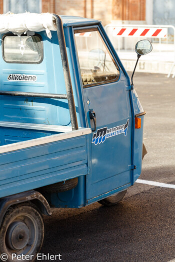 Ape auf Parkplatz  Treia Marche Italien by Peter Ehlert in Italien - Marken