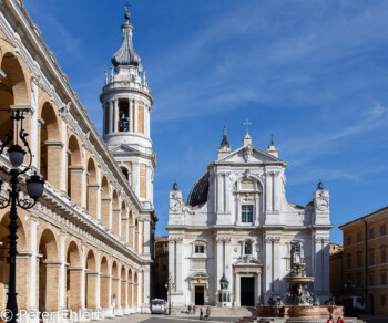 Basilika, Brunnen und Turm  Loreto Marche Italien by Peter Ehlert in Italien - Marken