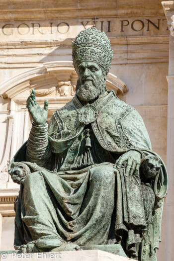 Papst Sixtus V. Bronzedenkmal (l589)  Loreto Marche Italien by Peter Ehlert in Italien - Marken