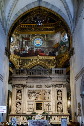 Altar mit Westseite des Hauses  Loreto Marche Italien by Peter Ehlert in Italien - Marken
