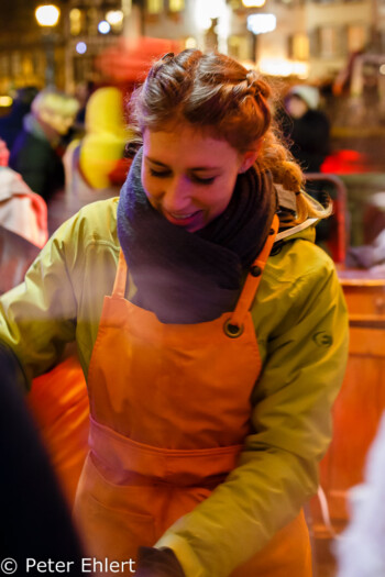 Glühwein Verkäuferin  Strasbourg Grand Est Frankreich by Peter Ehlert in Weihnachtsmarkt 2017 Straßburg