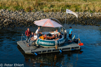 Floß mit Zapfanlage und Studenten  Dresden Sachsen Deutschland by Peter Ehlert in Dresden Weekend