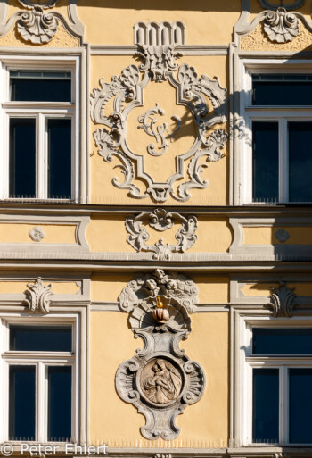 Stuckfassade  Innsbruck Tirol Österreich by Peter Ehlert in Innsbruck im November