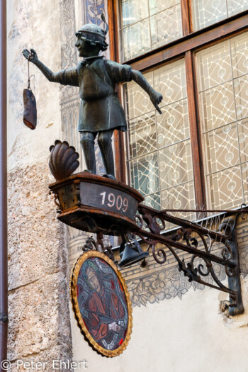 Altes Schild  Innsbruck Tirol Österreich by Peter Ehlert in Innsbruck im November