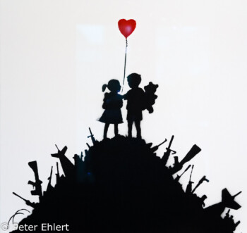 Kids on guns  Amsterdam Noord-Holland Niederlande by Peter Ehlert in Banksy und Salvador Dali Ausstellung
