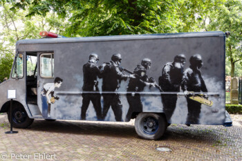 SWAT Bus  Amsterdam Noord-Holland Niederlande by Peter Ehlert in Banksy und Salvador Dali Ausstellung